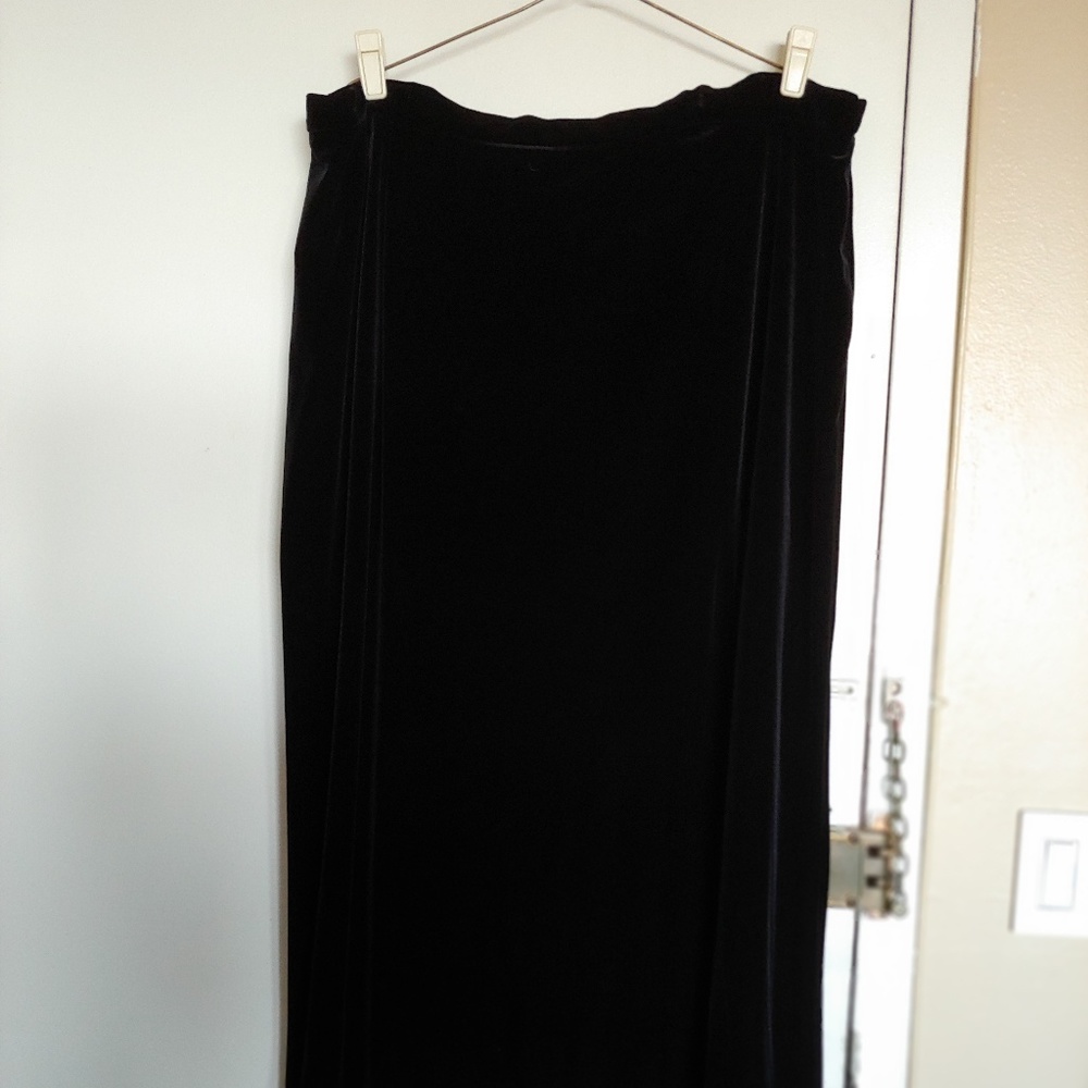 BLACK VELVET MAXI SKIRT